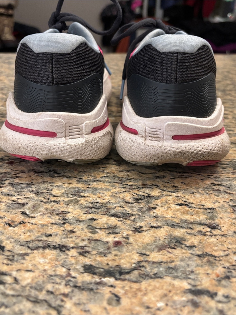Brooks Ghost Max Black Pink Running Shoes Sneakers Size 7.5 - Picture 4 of 11
